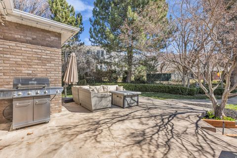 Tiny photo for 882 E WINDSOR LN N, Kaysville, UT 84037 (MLS # 2142833)