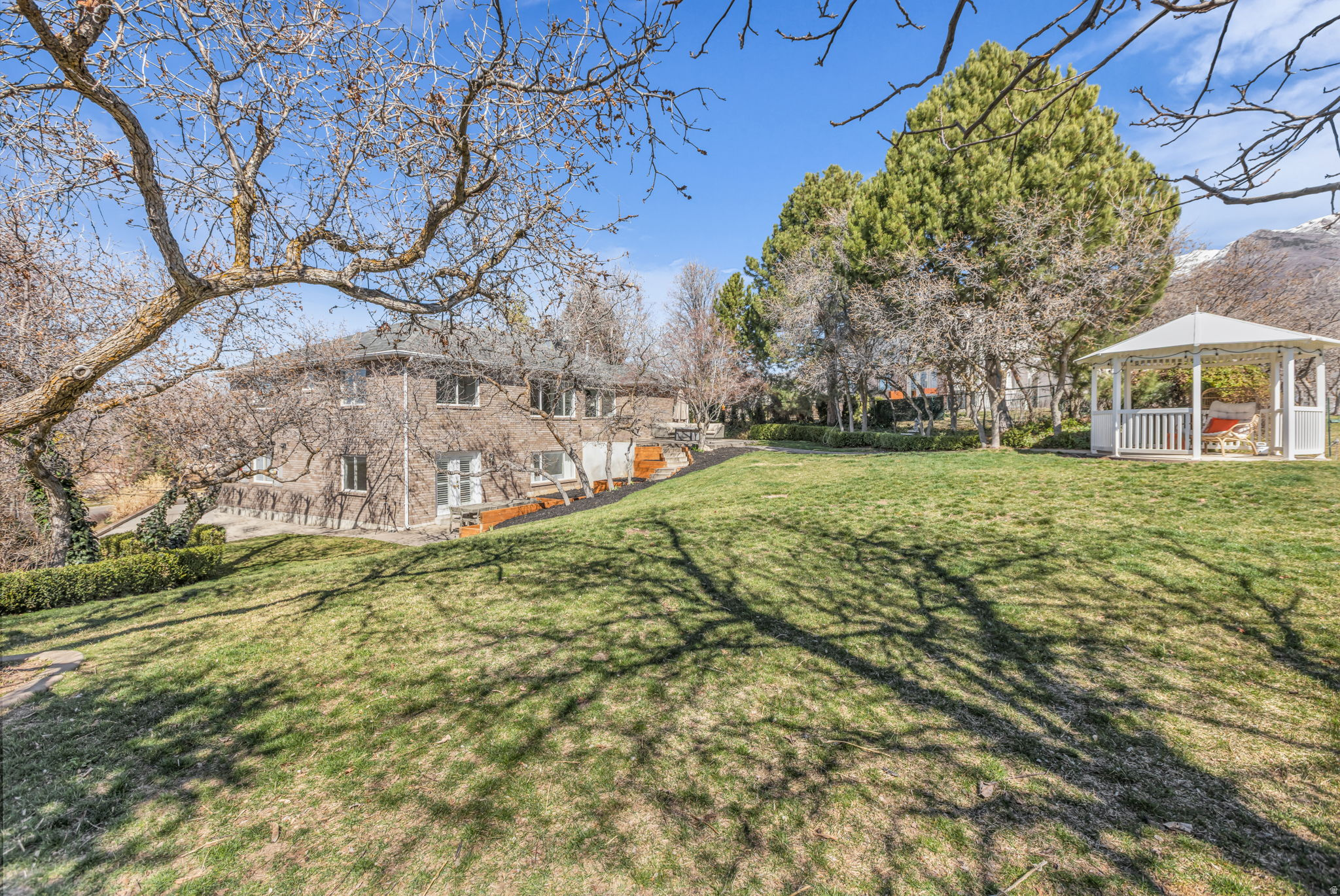 THORN-FIELD - Residential