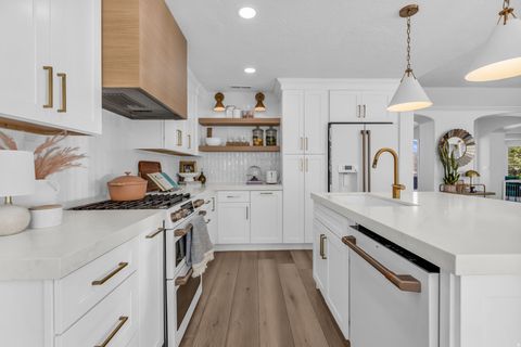 Tiny photo for 882 E WINDSOR LN N, Kaysville, UT 84037 (MLS # 2142833)