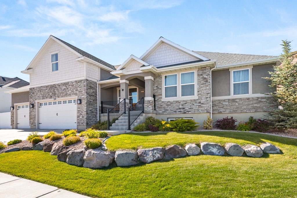 Photo of 528 W AUTUMN HILLS BLVD, Lehi, UT 84048 (MLS # 2168035)