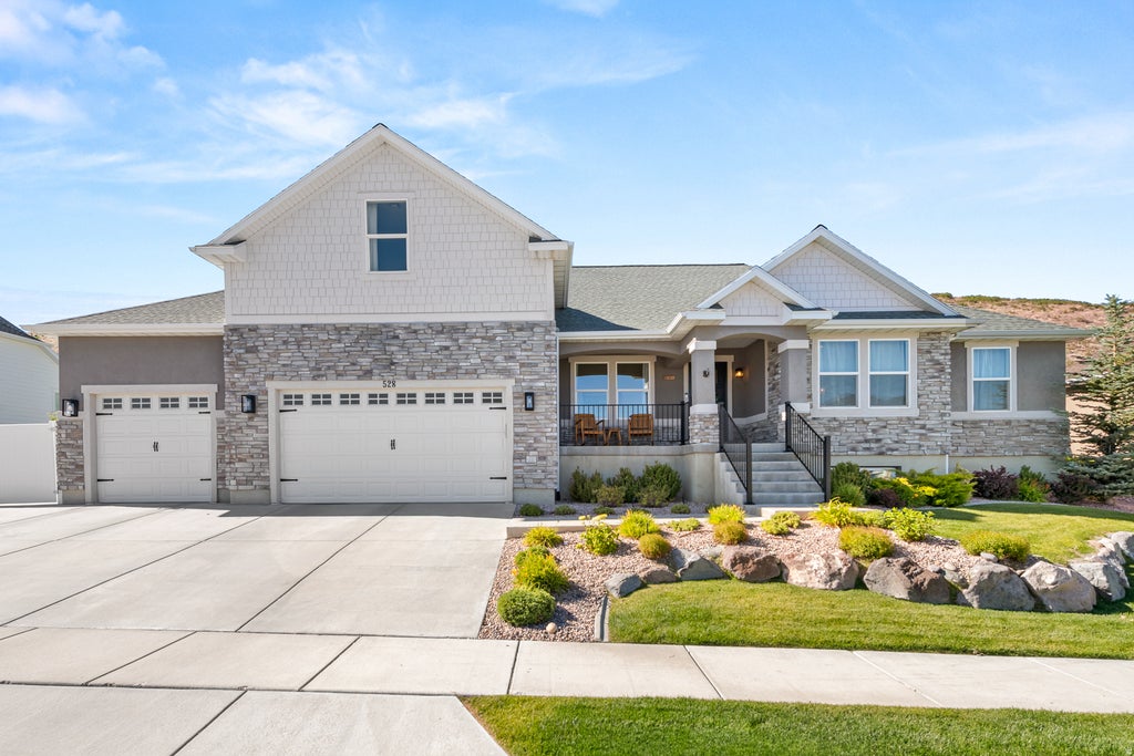 Photo of 528 W AUTUMN HILLS BLVD, Lehi, UT 84048 (MLS # 2168035)