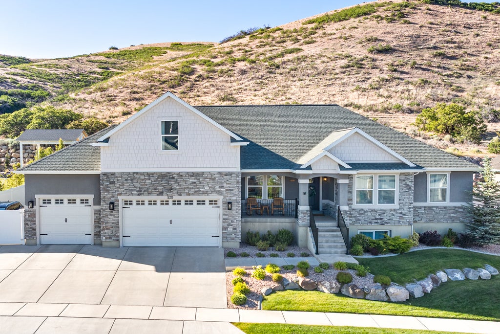 Photo of 528 W AUTUMN HILLS BLVD, Lehi, UT 84048 (MLS # 2168035)
