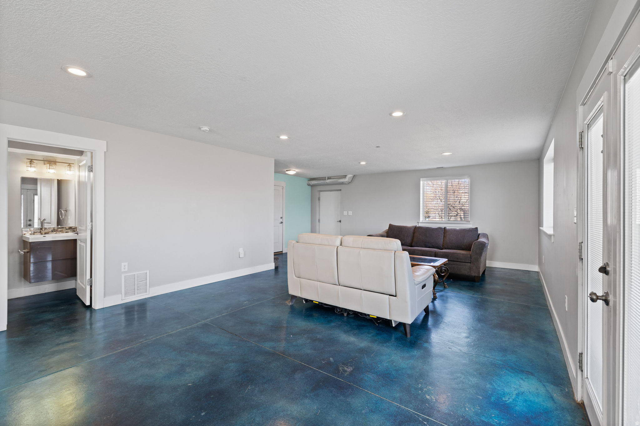 COUNTRY CLASSIC ESTATES - Residential