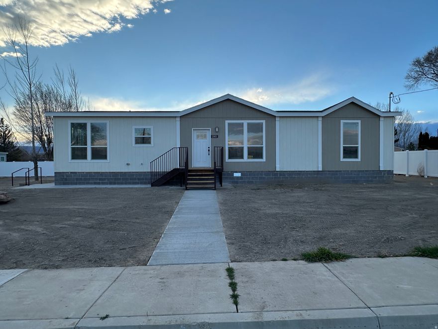 New Manufactured Home!  This a new home with 3 bedrooms and 2 full baths.  All bedrooms have walk in closets, the master bathroom has a walk in shower and soaking tub.  The kitchen, dining, and living area are an open concept, great for gathering with family and friends.   This new home will not be on the market long.  Call for a personal showing today!   Square footage figures are provided as a courtesy estimate only and were obtained from the appraisal.  Buyer is advised to obtain an independent measurement.