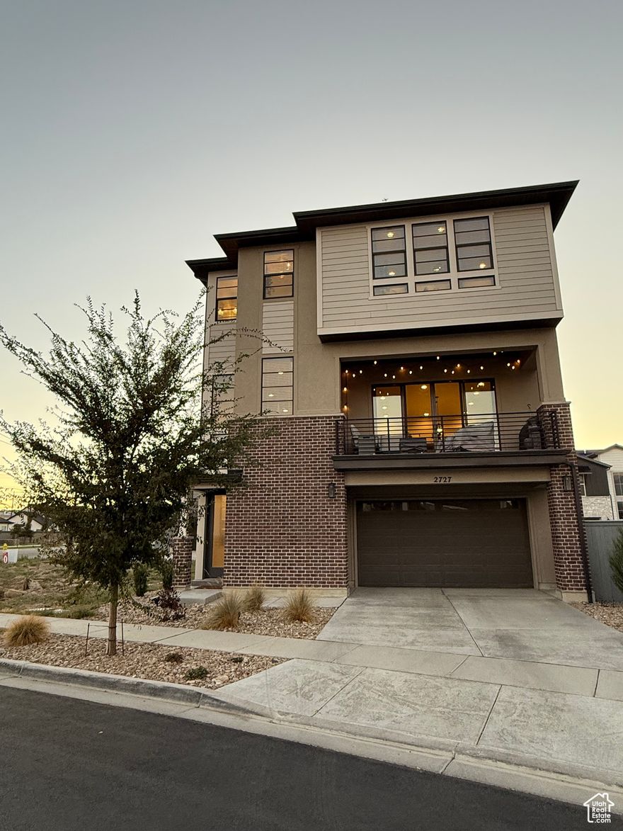 Square footage figures are provided as a courtesy estimate only and were obtained from home floorplans.  Buyer is advised to obtain an independent measurement.