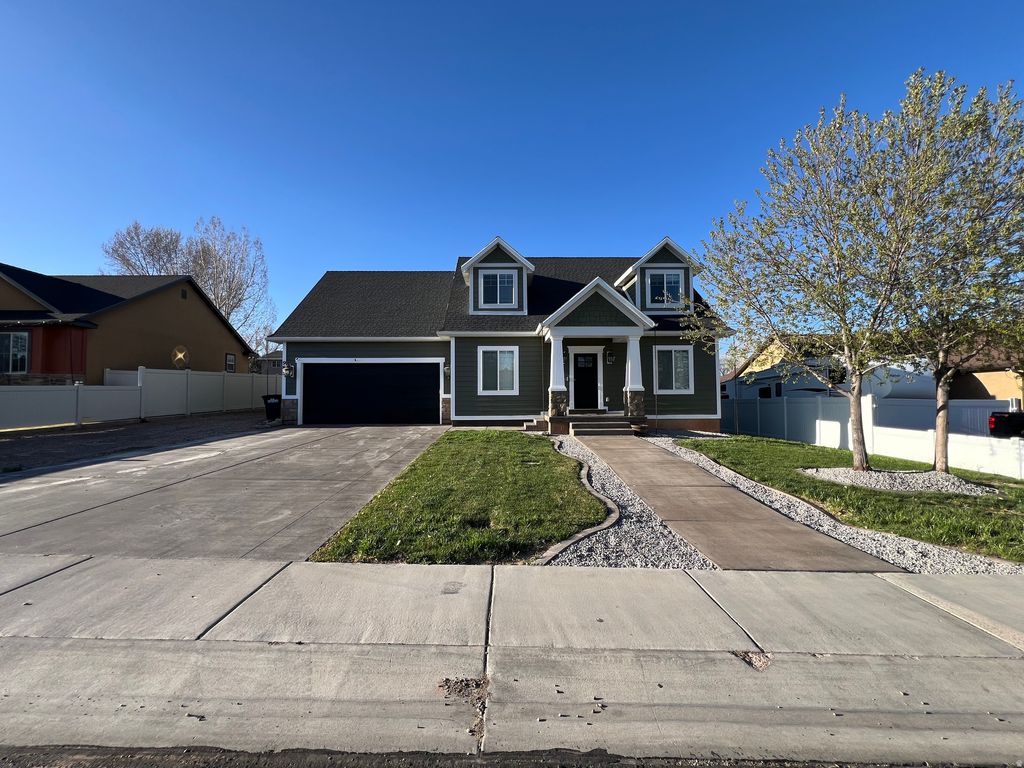 Photo of 985 W 350 N, Roosevelt, UT 84066 (MLS # 2134035)
