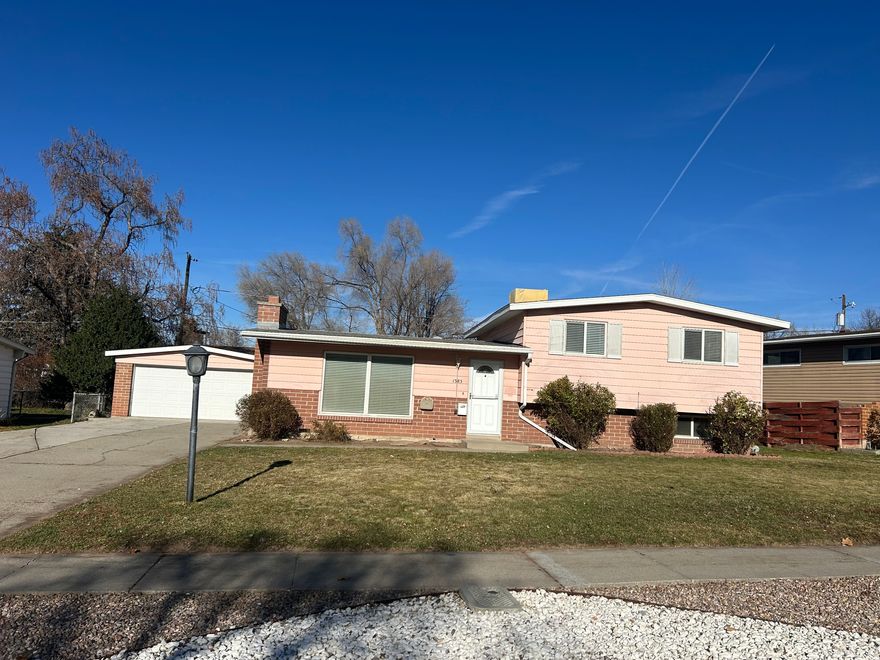 Start Your Resolutions off early with Your New Home! This Great Clean Home in the Heart of Murray offers lots of Natural Light, Freshly Painted Kitchen Cabinets, Large Living Rooms and a Big Fenced Back yard. Close to Freeway Access, Shopping and Restaurants.