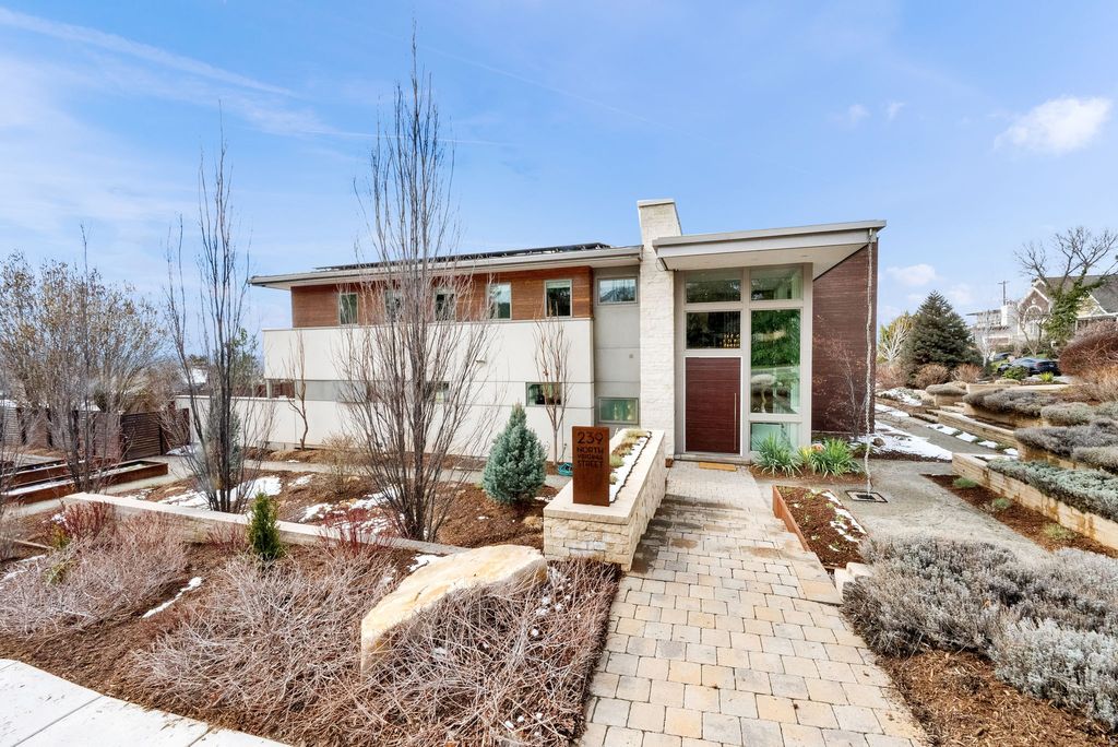 Photo of 239 N VIRGINIA ST, Salt Lake City, UT 84103 (MLS # 2142885)