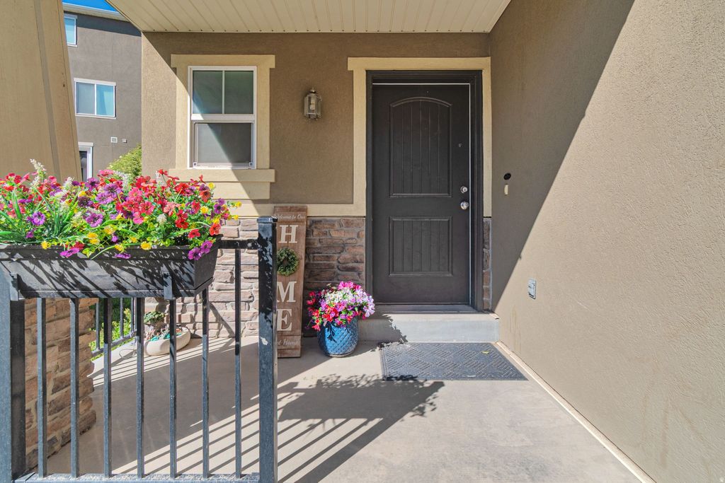 Photo of 321 W WILLOW DR, Saratoga Springs, UT 84045 (MLS # 2160046)