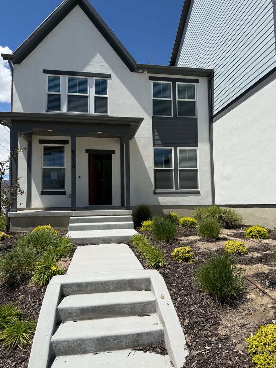 THIS IS AN APPROVED HUD SHORT SELL! Sellers Moved Out of State~Looks Brand New! 3 Bed 3 Bath~Priced Well Below Market~ Hud/Lender  Will Pay Up To 1% of Buyers Closing Costs~24 Hour Open House 801-599-7331
