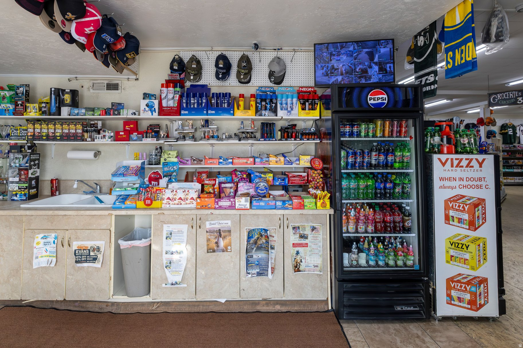 Main image without alt text