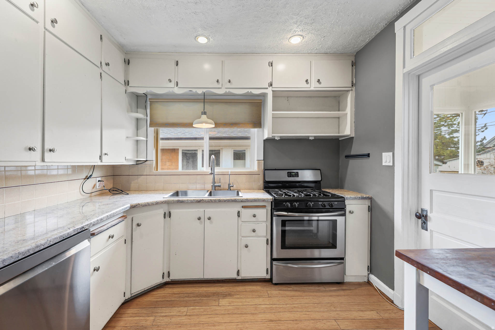 FIVE ACRE - Residential Lease