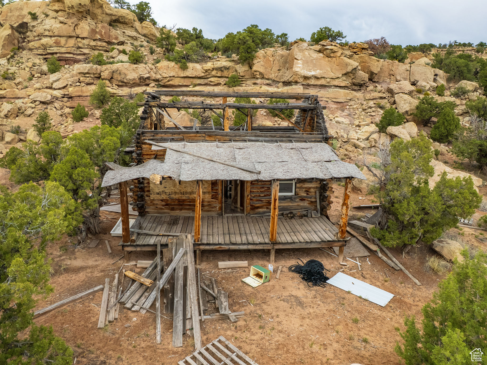 Main image without alt text