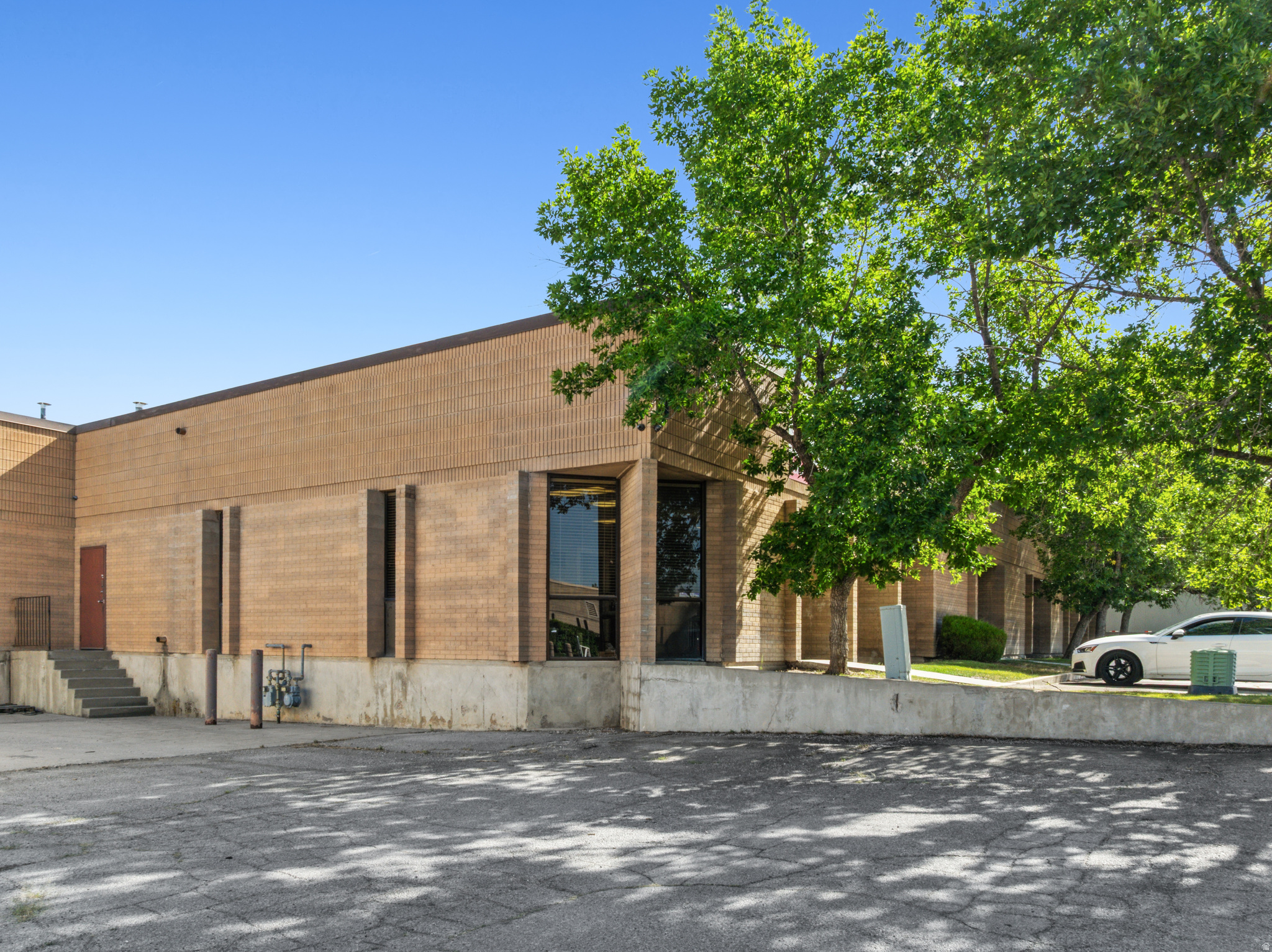 SALT LAKE INTERNATIONAL CENTER - Commercial Lease