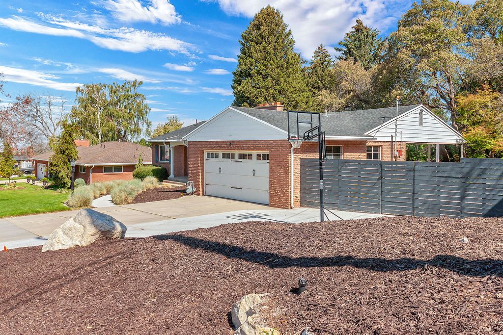 Photo of 1155 E LAKEVIEW DR, Bountiful, UT 84010 (MLS # 2157816)