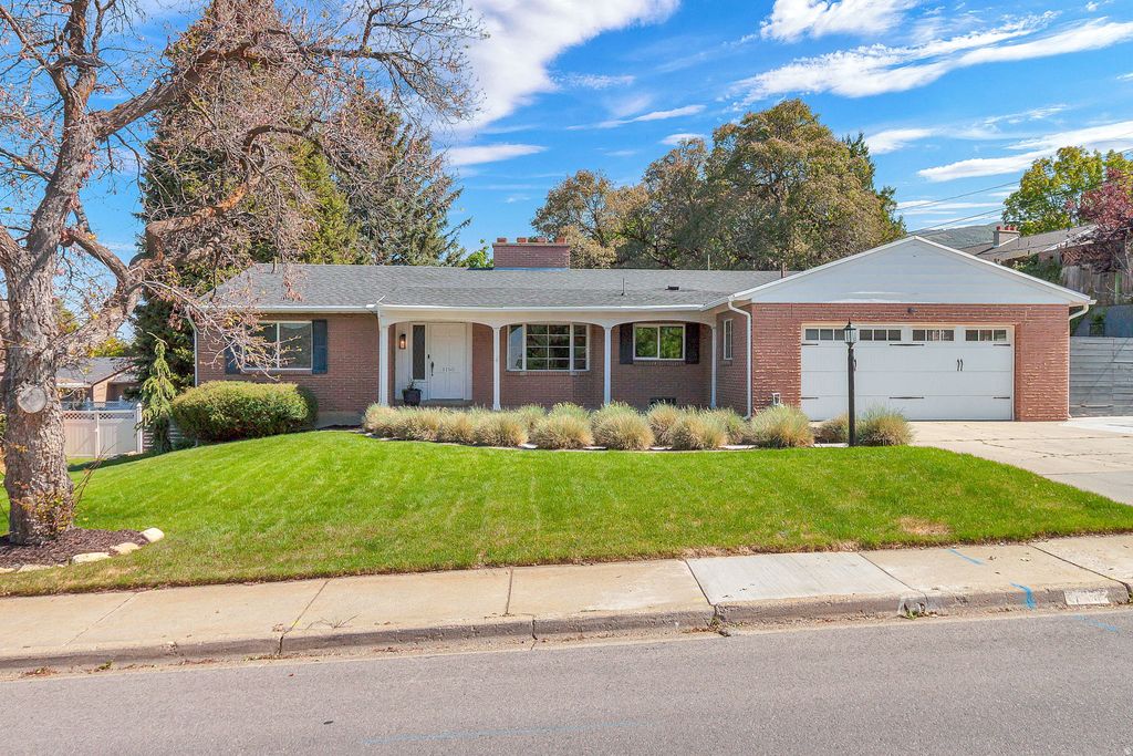 Photo of 1155 E LAKEVIEW DR, Bountiful, UT 84010 (MLS # 2157816)