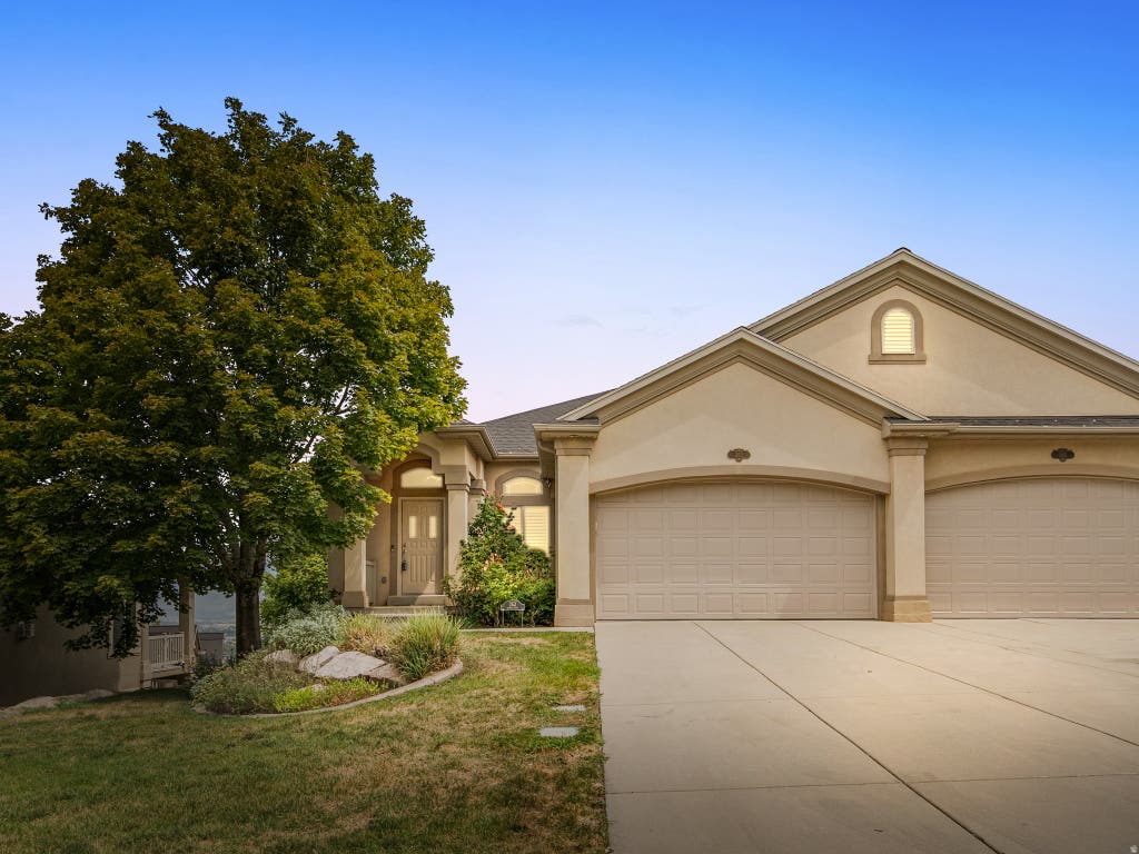 Photo of 263 EDGEMONT DR, North Salt Lake, UT 84054 (MLS # 2179367)
