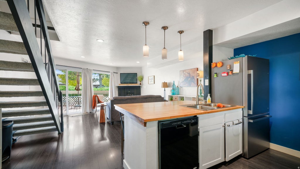 Photo of 5323 S BEN DAVIS PARK, Murray, UT 84123 (MLS # 2175150)