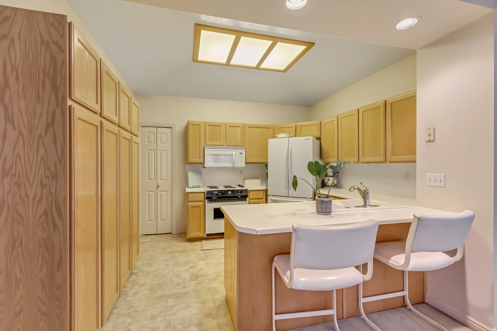 COUNTRY CORNERS CONDMN - Residential