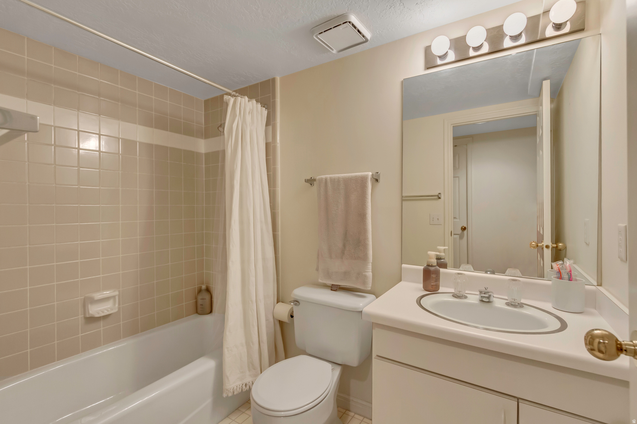 COUNTRY CORNERS CONDMN - Residential