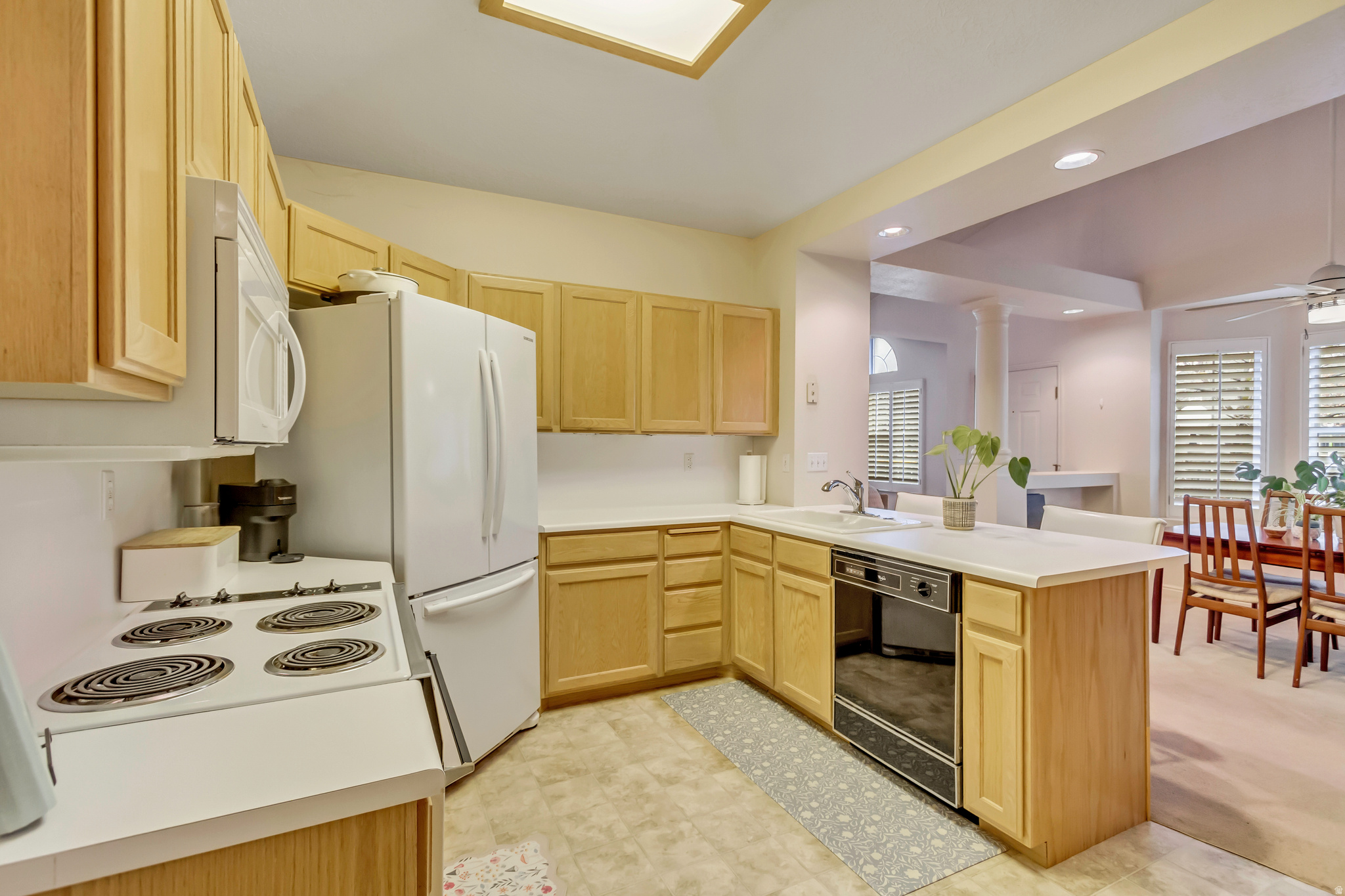 COUNTRY CORNERS CONDMN - Residential