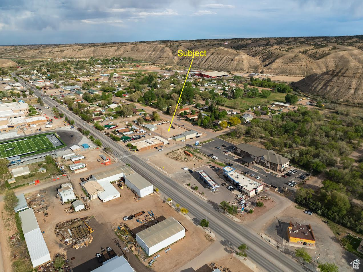 Main image without alt text