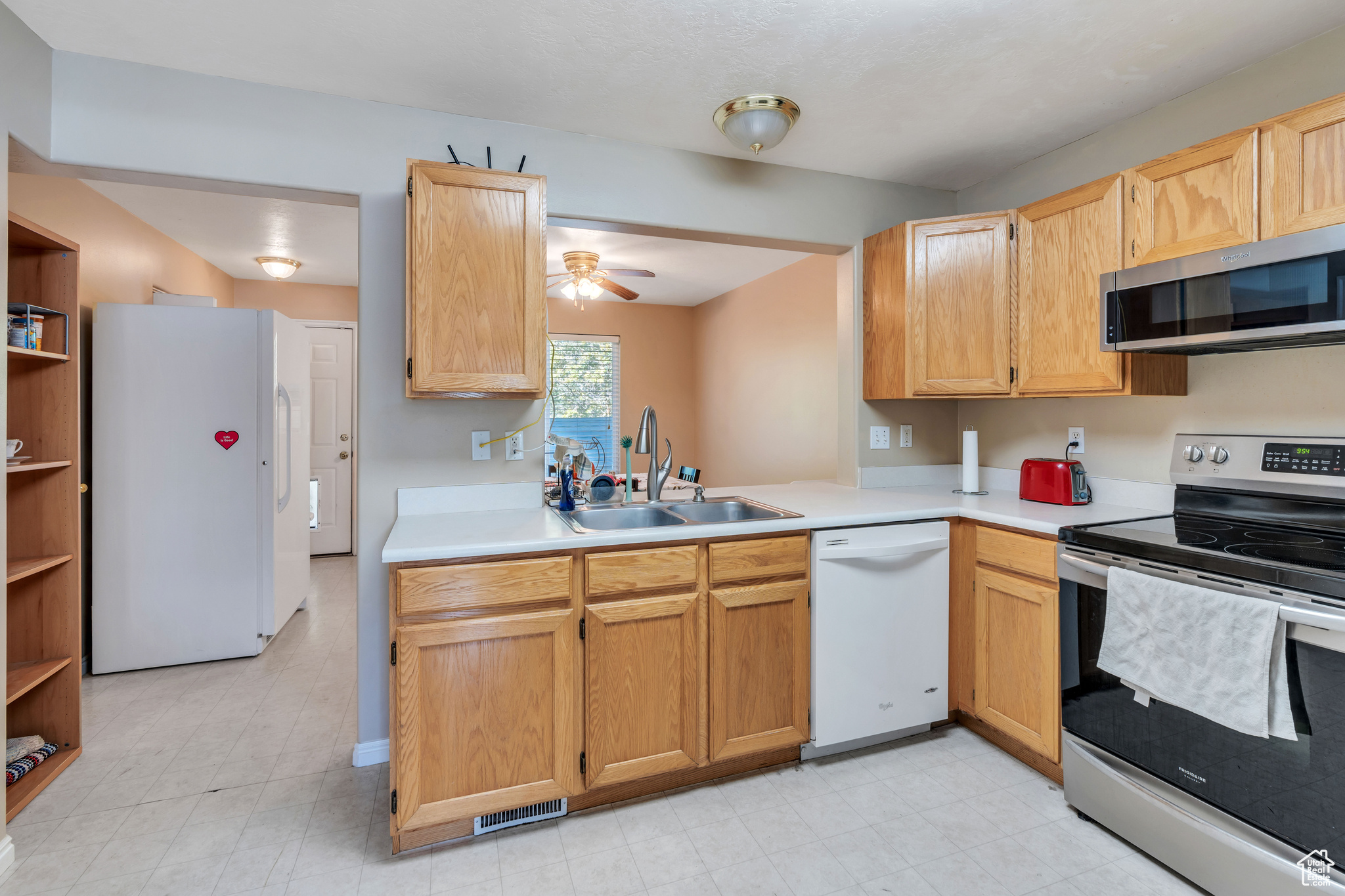 Spanish Fork, Utah 84660, United States, 3 Bedrooms Bedrooms, ,3 BathroomsBathrooms,Residential,Pending,42441