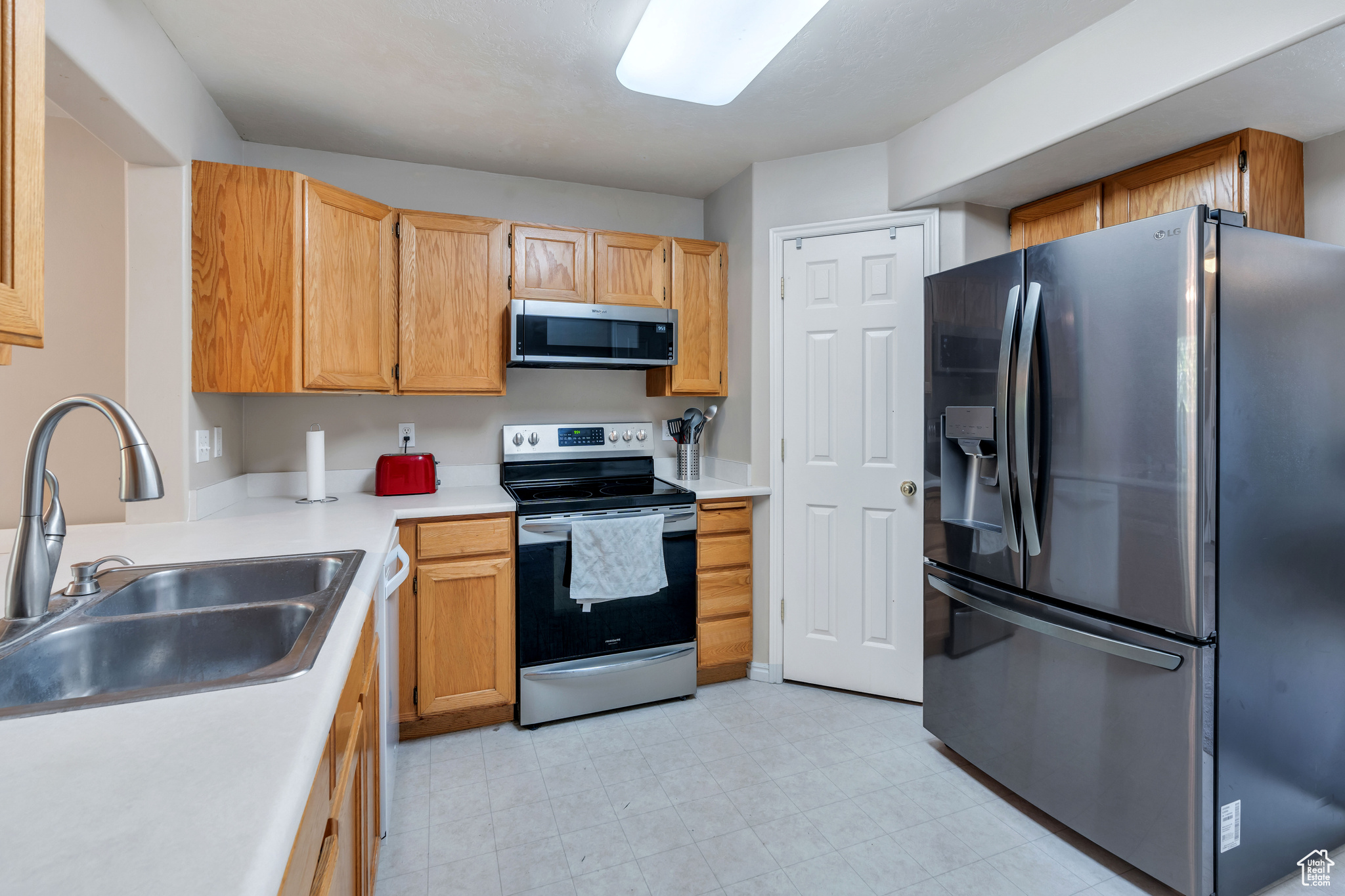 Spanish Fork, Utah 84660, United States, 3 Bedrooms Bedrooms, ,3 BathroomsBathrooms,Residential,Pending,42441