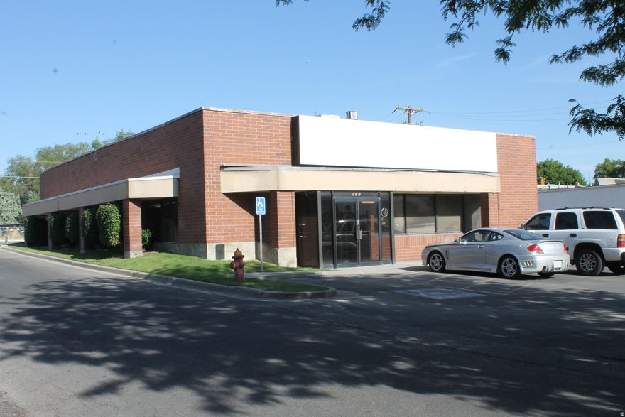 Great Shopping center anchored by Smith's.  Free standinbg building located just off 5300 South and I-15.  On site property manager.  Space has been stripped down to the studs, but will be in vanilla shell condition upon delivery.  Tenant and or Tenant's agent to verify condition of the grease trap.