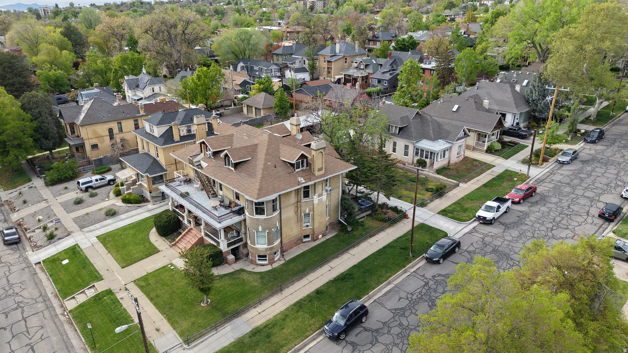 Main image without alt text