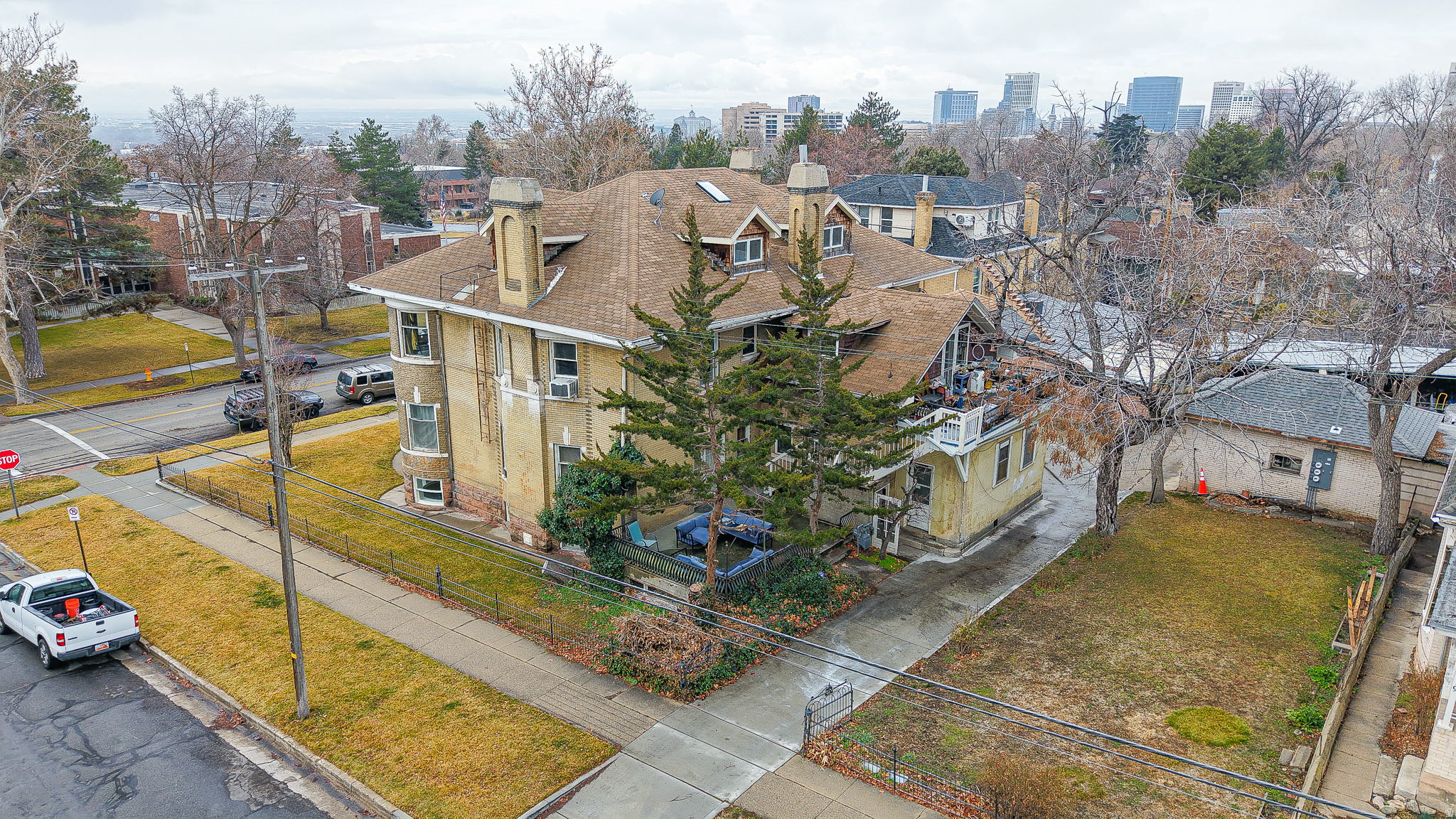 Main image without alt text