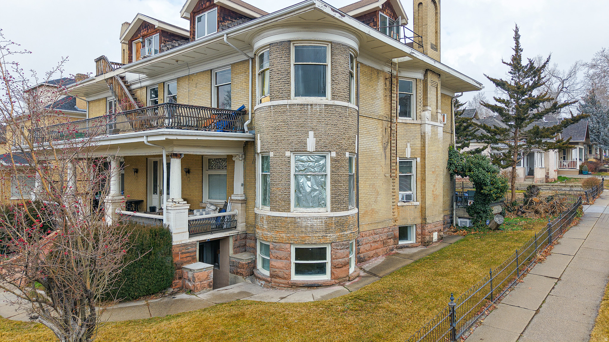 Main image without alt text