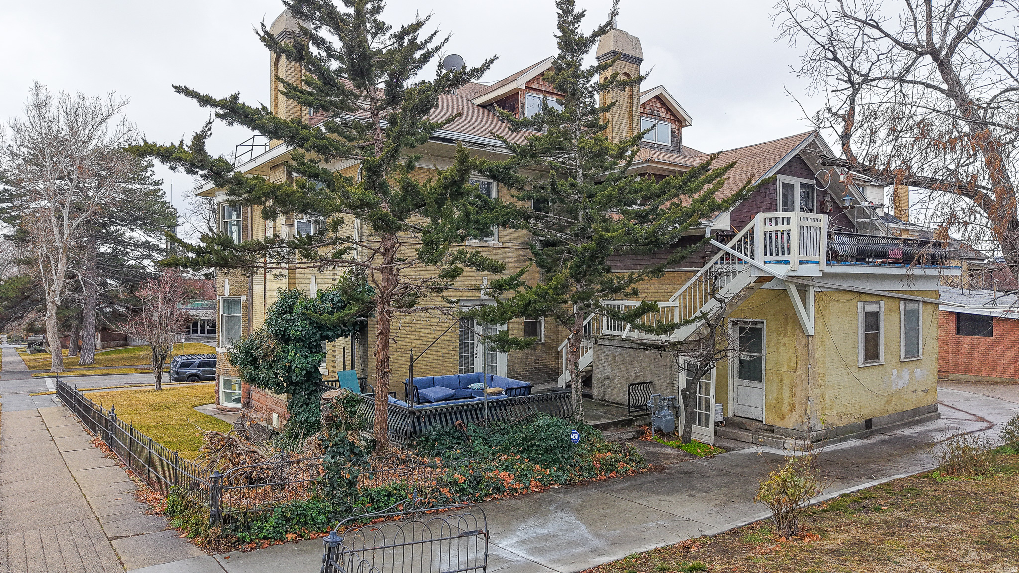 Main image without alt text