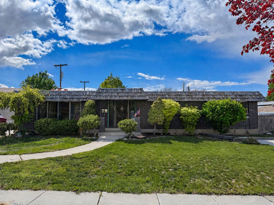 This is a short sale. No showings available at this time. Please contact Hannah for more information 801-618-7589. Square footage figures are provided as a courtesy estimate only! BRING YOUR INVESTORS!