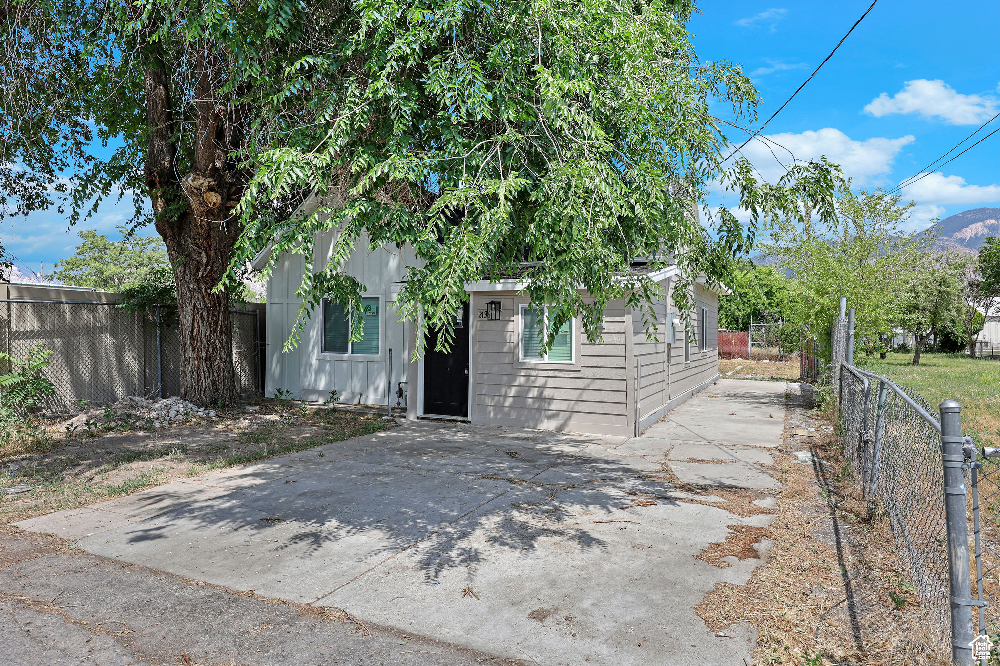 2136 UNION AVE