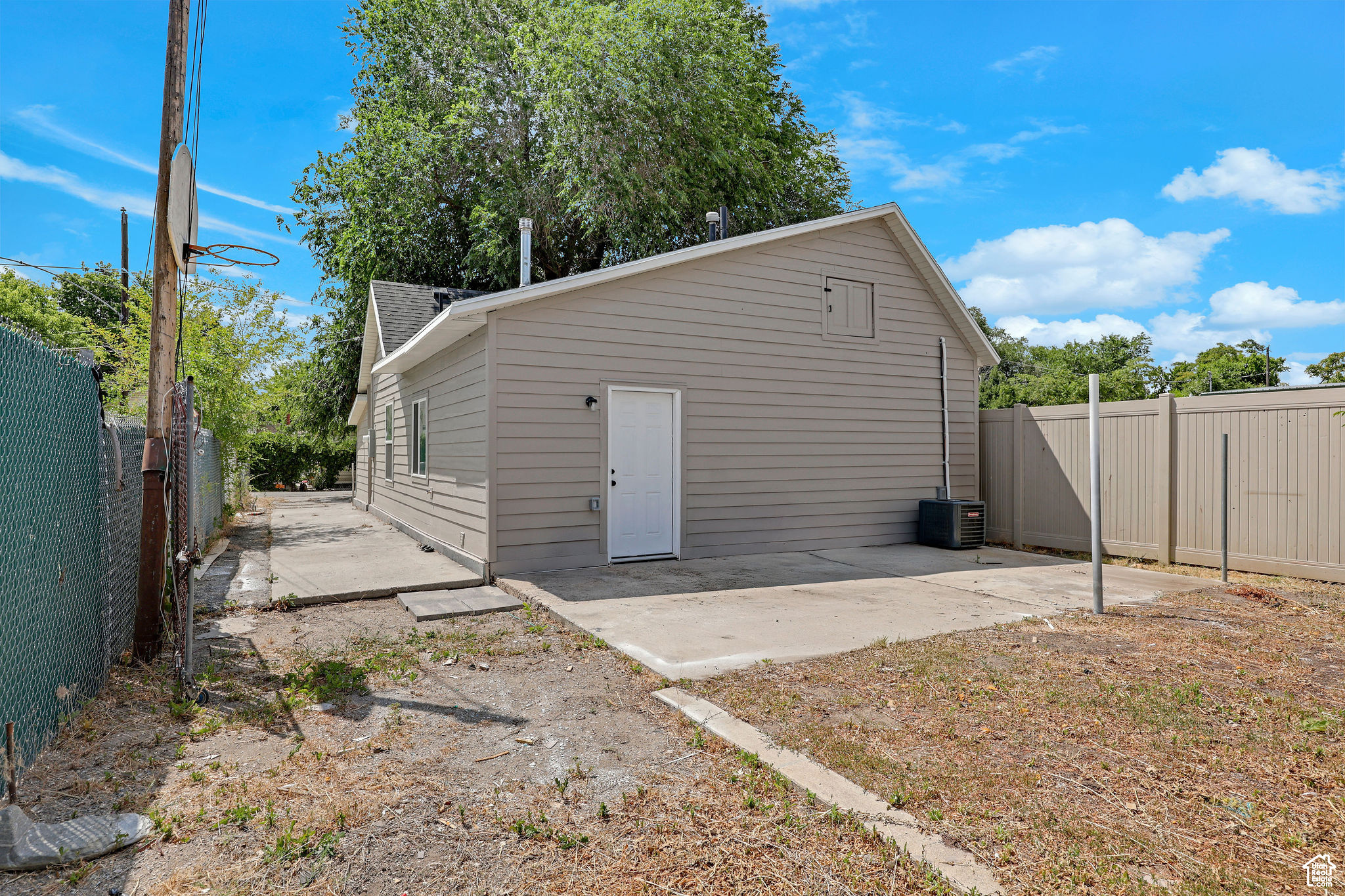2136 UNION AVE