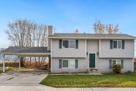 Photo of 393 LAKEWOOD DR, Provo, UT 84601 (MLS # 2126632)