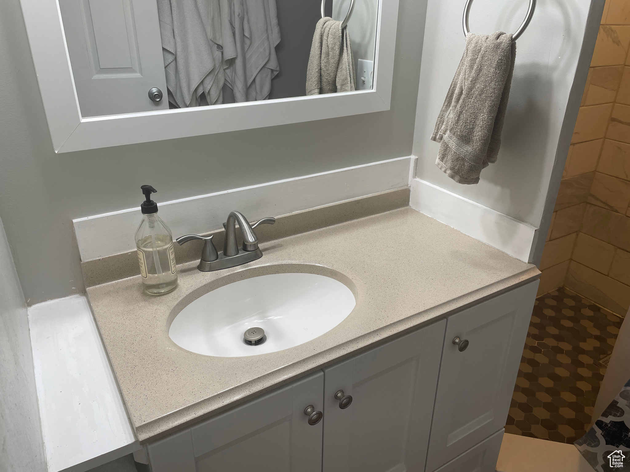 CAPITAL ESTATES - Residential