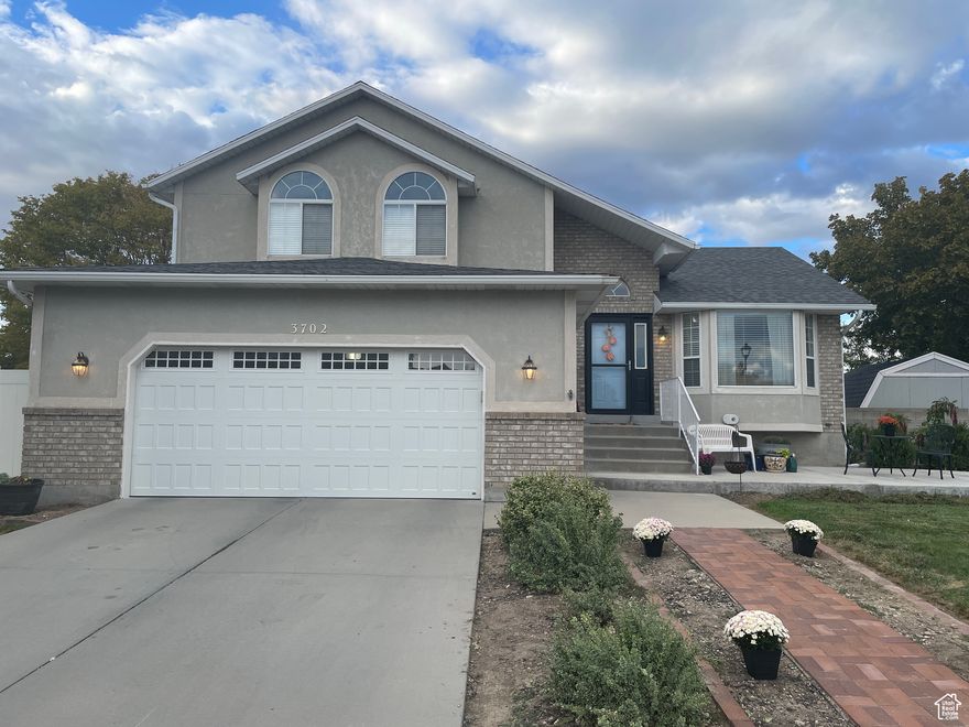 Great family home in wonderful area.  Own an awesome home amongst large beautiful estates.  The kitchen and baths have all been remodeled.  Offering up to a $8,0000 carpet allowance!  Must see this incredible large yard with plenty of room to entertain and let the kids run and play.  Lit fire pit area.  Outdoor shed and more..