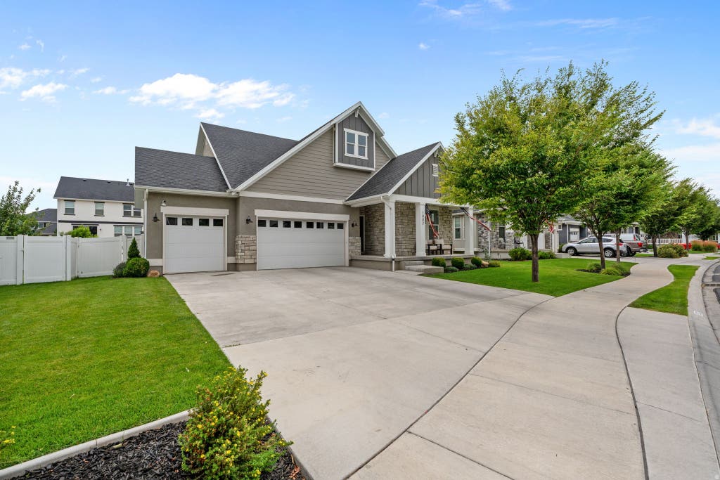 Photo of 1002 S YARROW DR, Mapleton, UT 84664 (MLS # 2175608)
