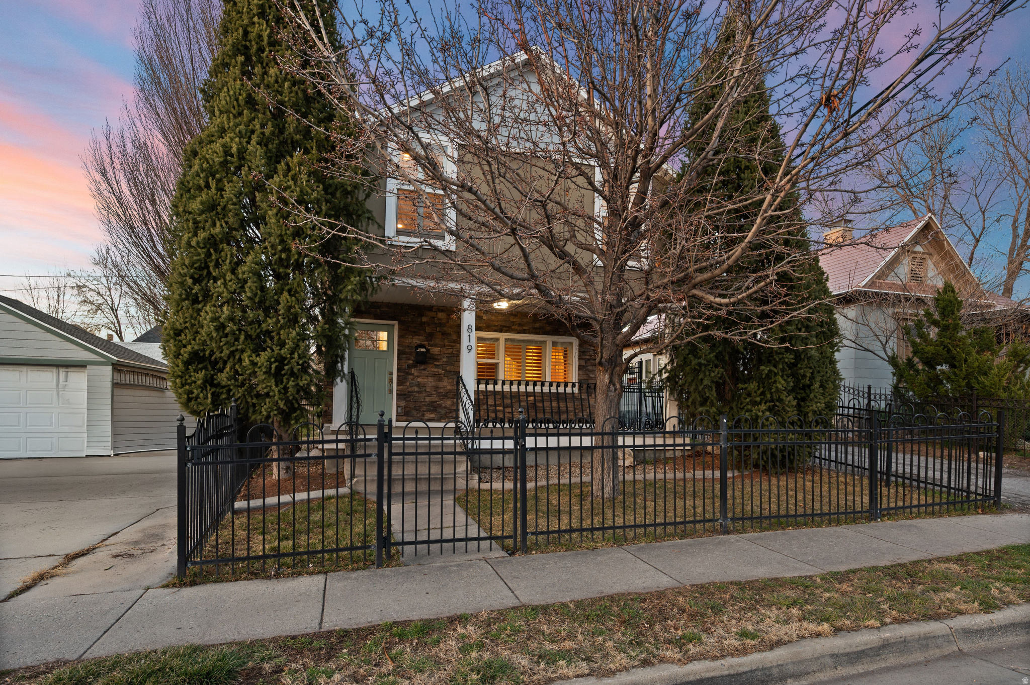 Main image without alt text