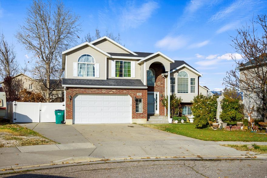 Multi-level home in quiet cul de sac located in Roy. This home features a bright and welcoming layout, spacious bedrooms, and central vac. Offering comfort, convenience, and a prime location close to schools and shopping! Minor TLC to make this home your own!