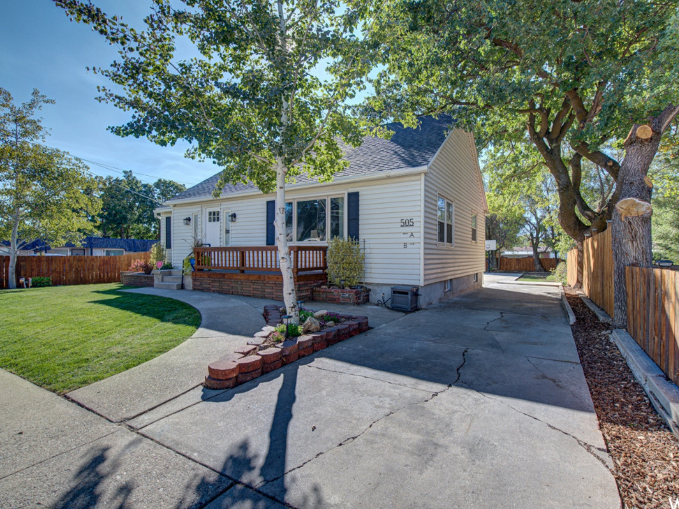 Main image without alt text