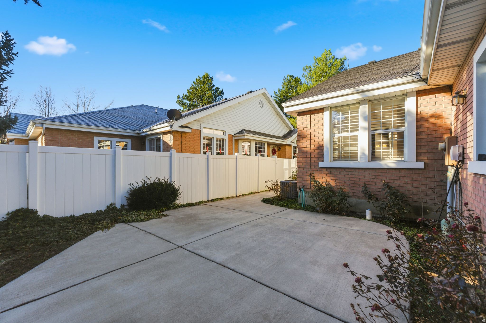 COUNTRY CORNER CONDO - Residential