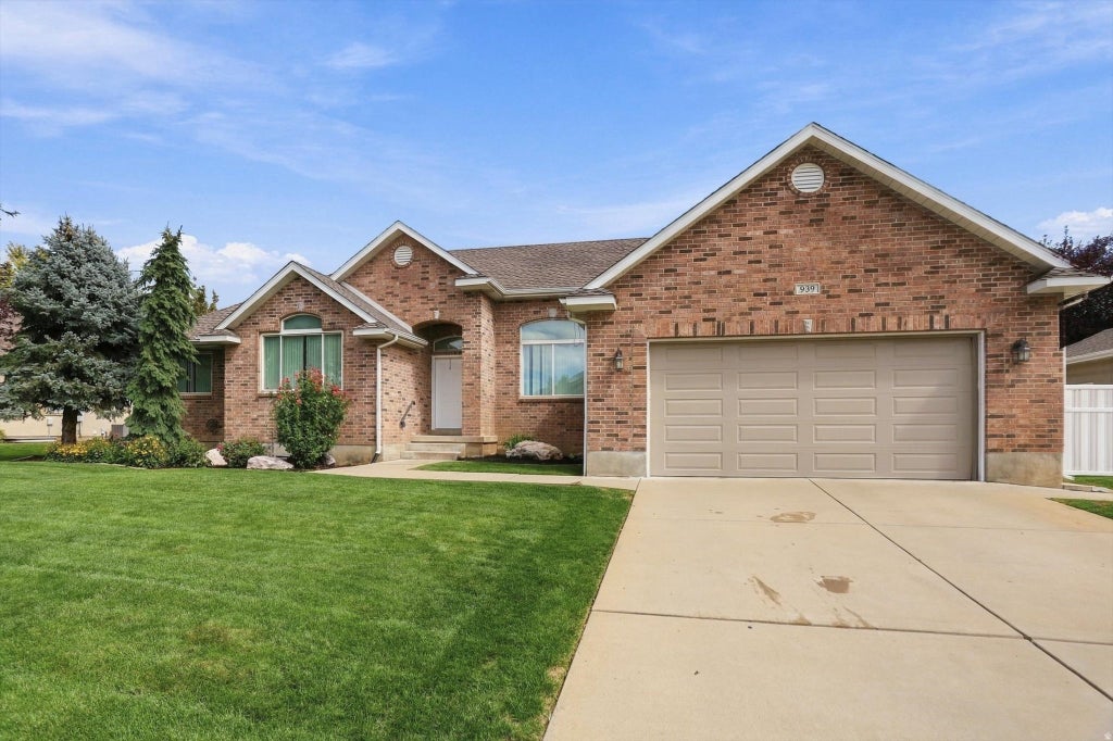 Photo of 939 S WIND RIVER WAY W, Kaysville, UT 84037 (MLS # 2186284)
