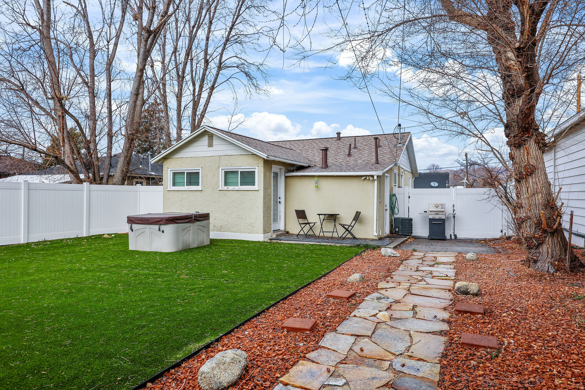 BIG FIELD - Residential