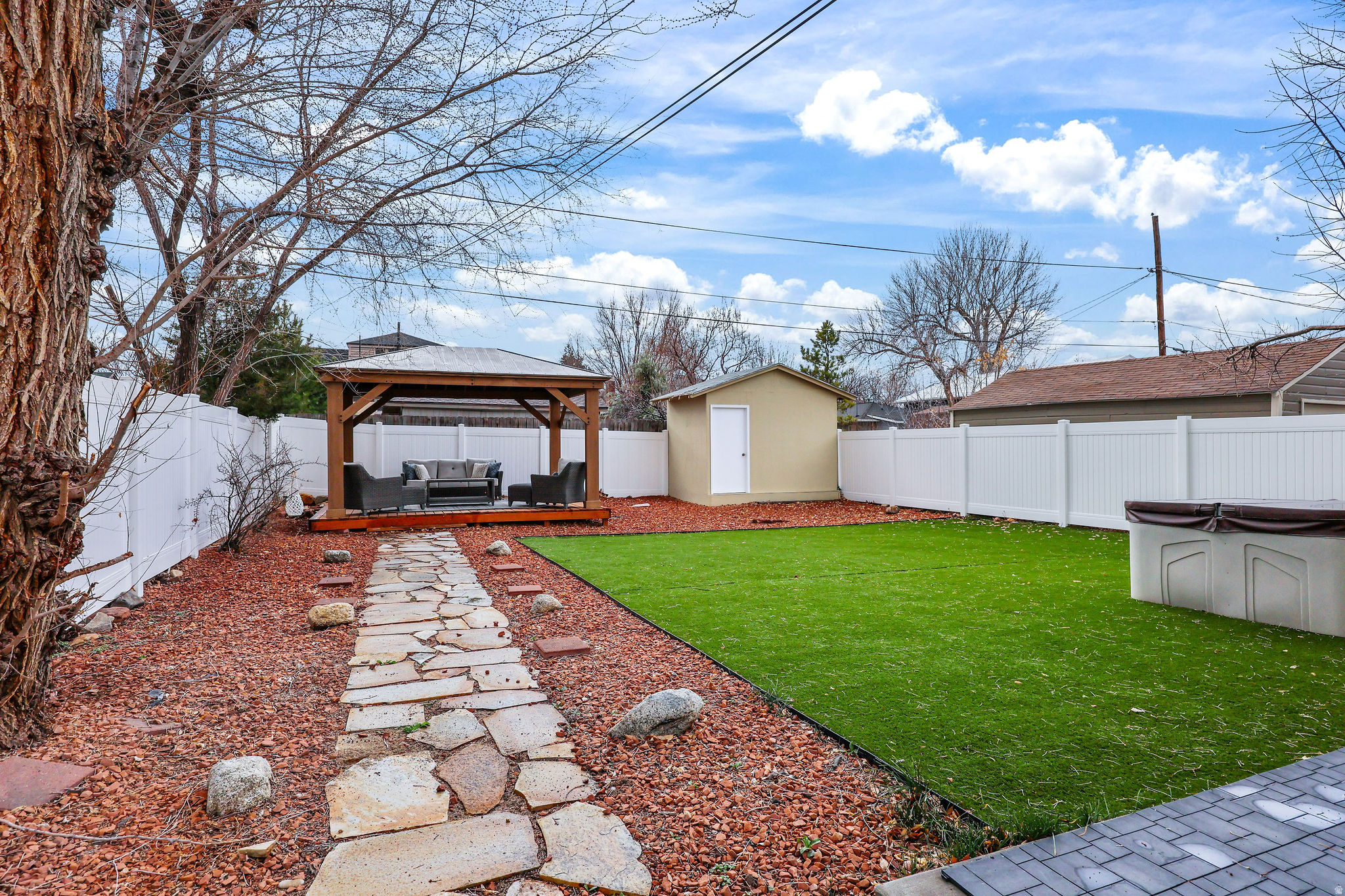 BIG FIELD - Residential