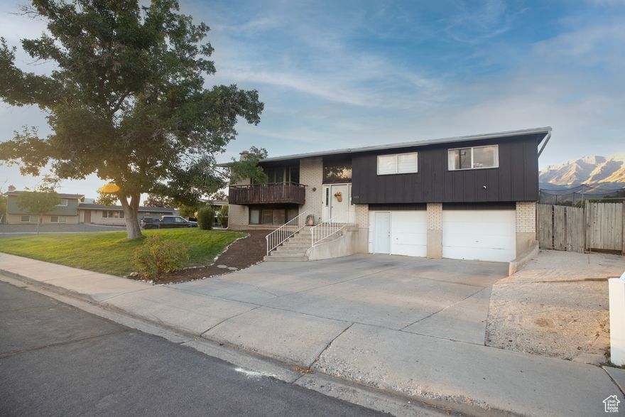 Seller is offering $5,000 in credits for yard/closing costs* Move-in ready, updated home in a fantastic neighborhood! Perfect for homeowners or investors seeking income potential with an attached apartment. Recent upgrades (within 3 years) include a new roof, new A/C, new flooring, fresh paint, and a completely remodeled kitchen. The spacious yard is a blank canvas for your vision. Discover the endless possibilities-schedule a viewing today!