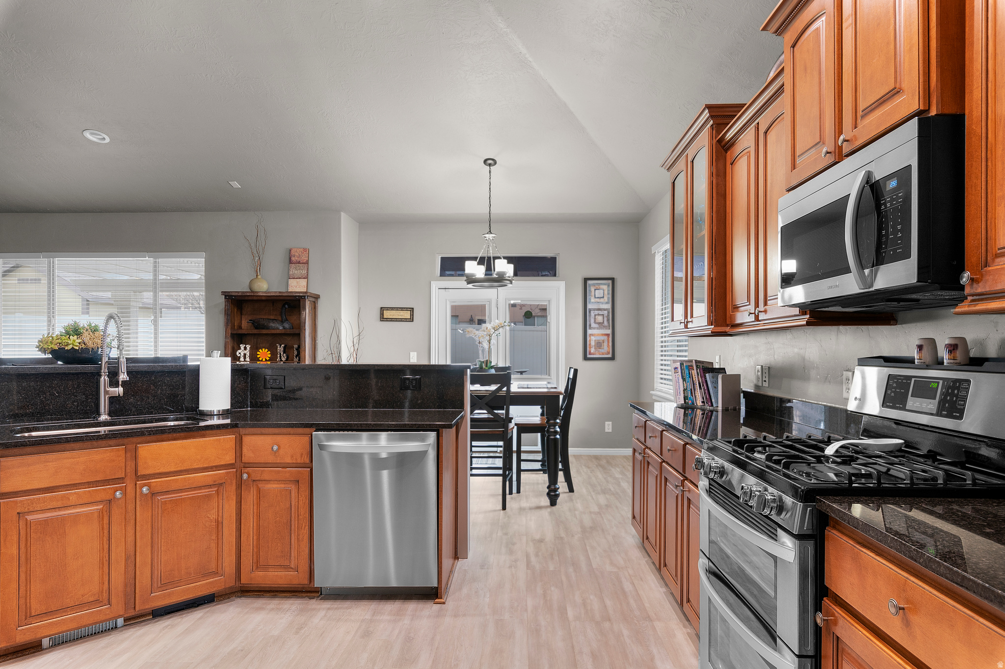 THE BENCHES - Residential