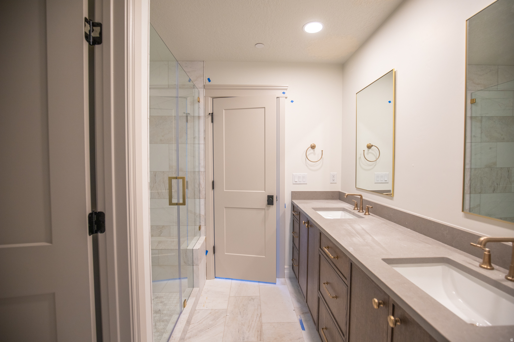 THE IRIS - Residential